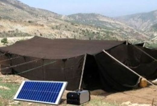 تحویل پنل های خورشیدی به 17 نفر از عشایر شهرستان کوهبنان با همکاری امور عشایری و اداره برق 
