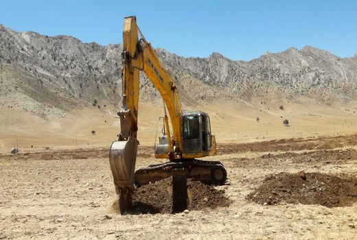 اجرای عملیات گود برداری اراضی  شیب دار رودشت لردگان