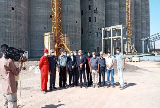 مشاور وزیر جهاد کشاورزی از سیلوی گرمسار بازدید کرد