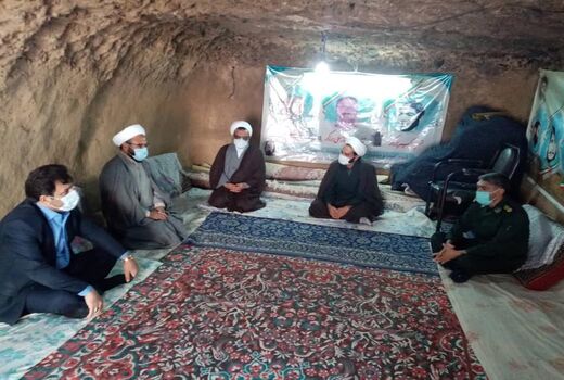 دیدارمسئول حوزه نمایندگی ولی فقیه درسازمان جهاد کشاورزی استان کرمان با خانواده معزز سه شهید عشایری