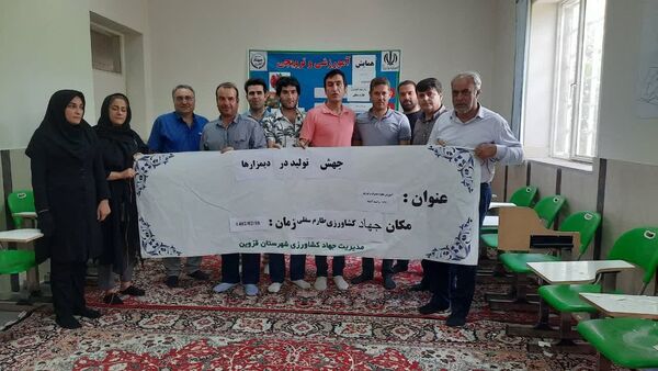 آشنایی کشاورزان شهرستان قزوین با نحوه صحیح محلول پاشی کود در مزارع 