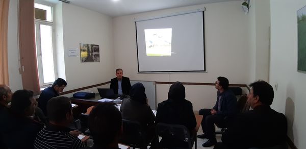 برپایی کارگاه آموزشی مرحله داشت کلزا در شهرستان دهمویز