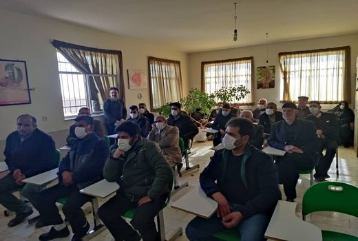 کشاورزان تاکستان با اصول کشت حبوبات در مزارع دیم آشنا شدند