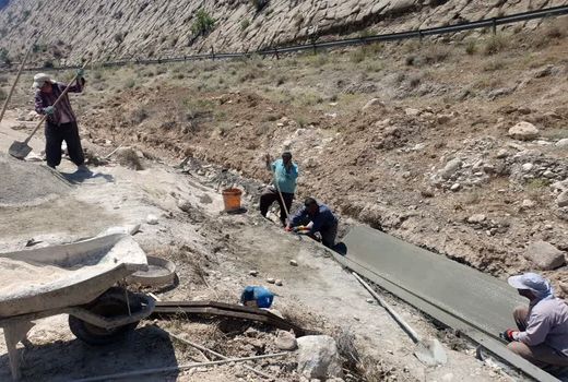 اجرای عملیات کف بند و کانال آبرسانی کشاورزی در  قیروکارزین