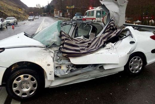 سقوط سنگ در جاده هراز یک کشته برجای گذاشت