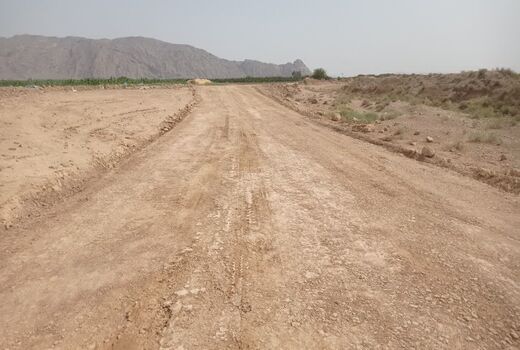 احداث جاده بین مزارع با خودیاری مردمی در استهبان 