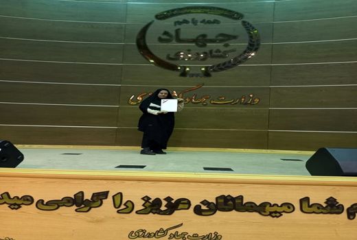 وزیر جهاد کشاورزی از بانوی کازرونی تقدیر کرد