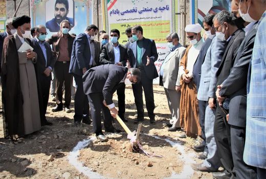 کلنگ‌ احداث شهرک تخصصی بادام بر زمین زده شد