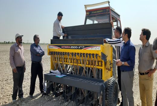 آموزش عملی تنظیم و کالیبراسیون بذرکار در مرکز جهادکشاورزی دهمویز