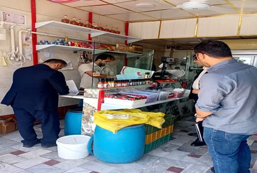 پلمپ یک واحد مرغ‌فروشی و جریمه واحد دیگر در شهرستان البرز به دلیل تخلفات صنفی