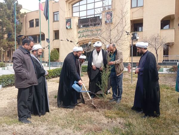 ضرورت ترویج فرهنگ درختکاری و حفاظت از منابع طبیعی