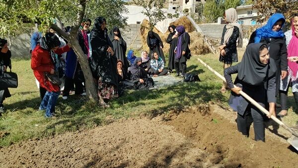 کشت الگویی زعفران توسط تعاونی روستایی زنان عنبران