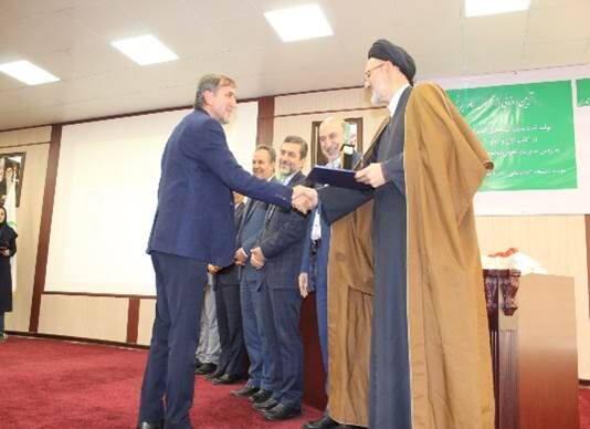 کسب "رتبه ممتاز" و "پژوهشگر برتر سال"  توسط رئیس مرکز تحقیقات کشاورزی و منابع طبیعی استان قزوین