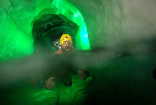 شنا در آب یخ 