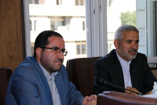 زمین باید در اختیار کشاورز و تولید کننده واقعی باشد