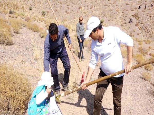 بذر پاشی ۲۳۰ هکتار از مراتع شهرستان بافق