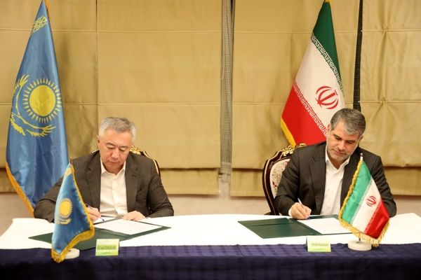 امضای تفاهم نامه همکاری  میان وزارت جهاد کشاورزی و  وزیر تجارت قزاقستان