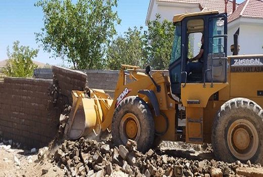 تخریب دیوار کشی های غیر مجاز در بیضا 