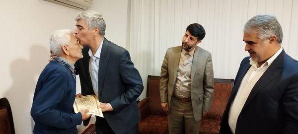 مدیرکل امور ایثارگران وزارت جهاد کشاورزی با خانواده 4 شهید سنگرساز بیسنگر در آذربایجانغربی دیدار کرد