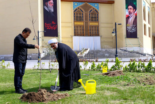 امام جمعه تبریز به یاد رهبر شهید نهال میوه کاشت
