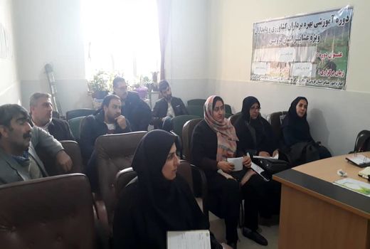 زنان عشایربخش کوهین با اصول زنبورداری آشنا شدند