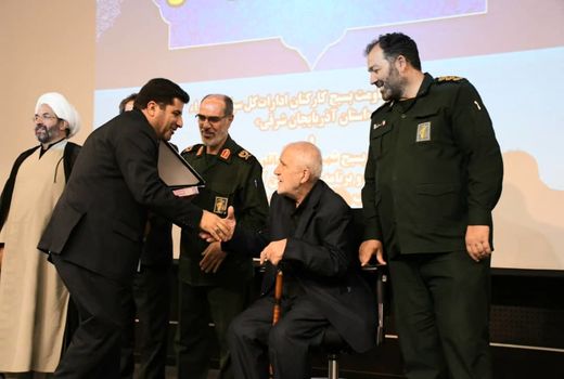 تجلیل فرمانده سپاه عاشورا از رئیس سازمان جهاد کشاورزی آذربایجان شرقی به عنوان مدیر برتر جهادی استان 