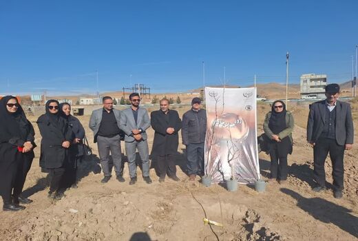 غرس سه هزار اصله نهال به مناست گرامیداشت روز جهانی خاک در شهرستان عجب شیر