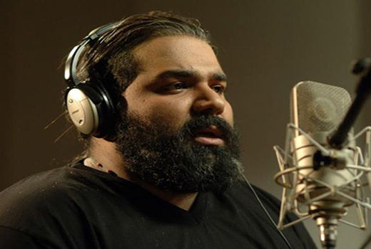 رضا صادقی برای نماهنگ «آغوش امن» خواند