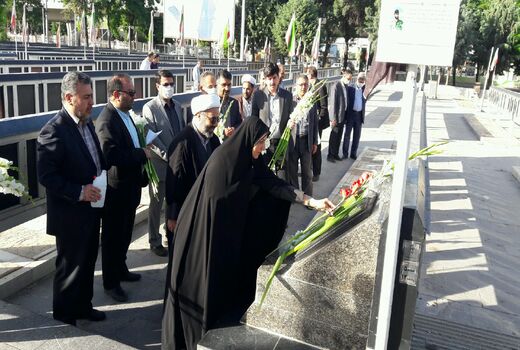 گلزار شهدای جهاد کشاورزی استان قزوین غبارروبی و عطر افشانی شد 