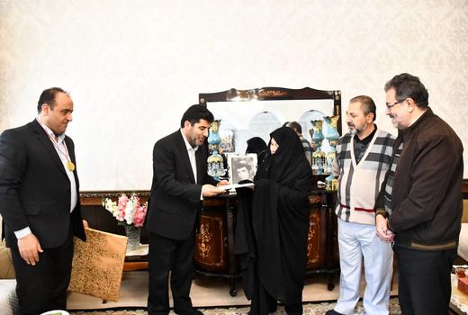 تجلیل مادرشهید خلیل پورنهر از رئیس سازمان جهادکشاورزی آذربایجان شرقی به دلیل آرامش بازار کالاهای اساسی