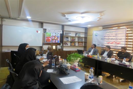 برگزاری کارگاه آموزشی ترویجی مبارزه با آفات و بیماریهای گلخانه ای در بم 