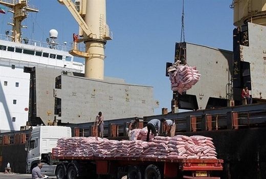 پهلو گرفتن کشتی حامل گندم و برنج در بندر بوشهر 