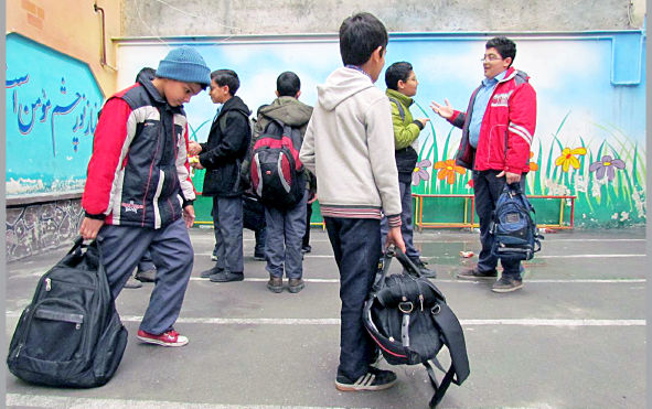 تمام آنچه که باید درباره نحوه حمل کیف مدرسه دانست/ وزن کیف مدرسه باید 10 درصد وزن دانش آموز باشد