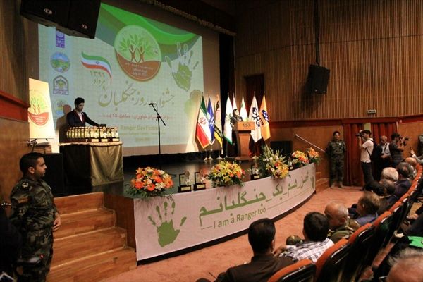دریافت نشان روز جنگلبان توسط بانک کشاورزی