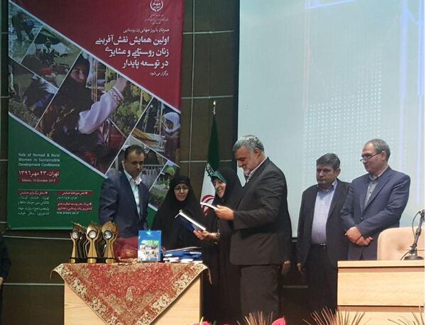 امضای تفاهم نامه سه جانبه ترویج محصولات سالم و استاندارد با مشارکت زنان روستایی و عشایری / رونمایی از کتاب ۲۳ سال تجربه توانمندی های زنان روستایی و عشایری