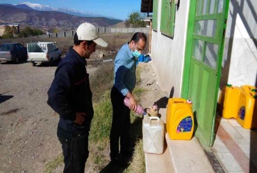 توزیع 300 لیتر کود بذرمال رایگان بین کشاورزان کجور نوشهر