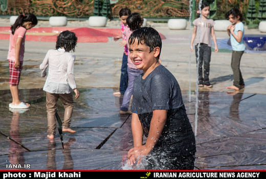 آب بازی در تابستان