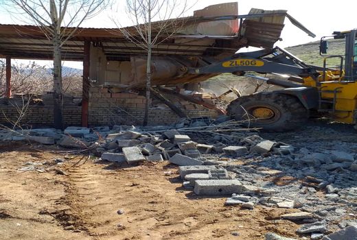 دو بنای غیر مجاز در اراضی کشاورزی شهرستان آبیک تخریب شد