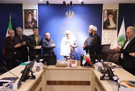 اعطای نشان برتر مدیر ارشد ارتباط گستر به رئیس سازمان منابع طبیعی 