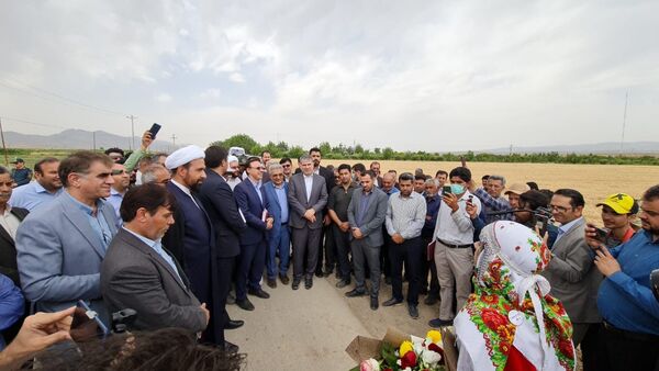 وزیر جهاد کشاورزی از سایت الگویی- ترویجی طرح تغذیه گیاهی گندم بازدید کرد