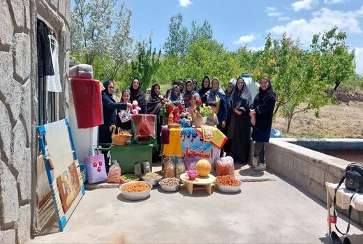 برگزاری جشنواره محصولات کشاورزی و صنایع‌دستی زنان روستایی در روستای اسفنجان شهرستان اسکو