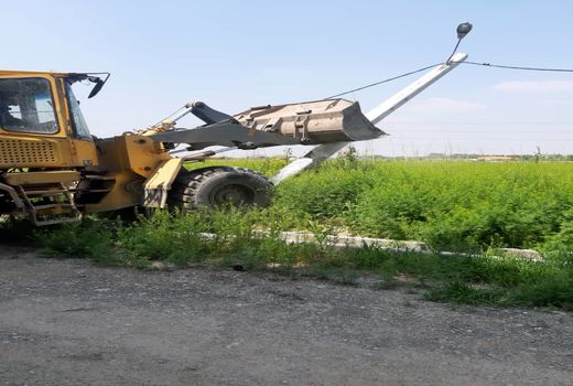 جمع‌آوری انشعابات غیرمجاز برق در اراضی بکر کشاورزی شهرستان اسلامشهر