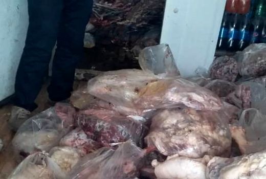 شناسایی و کشف یک واحدعرضه گوشت و مرغ فاسد در پارکینگ عمومی