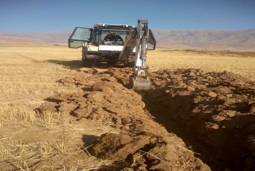 آغاز اجرای طرح ۵/۳  هکتاری شبکه آبیاری بارانی در دیناران شهرستان اردل