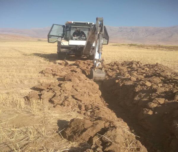 آغاز اجرای طرح ۵/۳  هکتاری شبکه آبیاری بارانی در دیناران شهرستان اردل