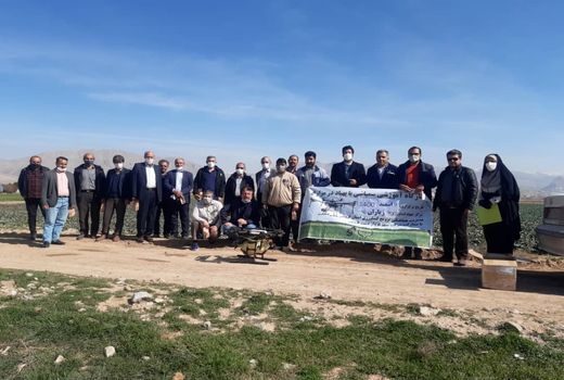 کشاورزان آبیکی با نحوه استفاده از پهپاد در سمپاشی مزارع آشنا شدند