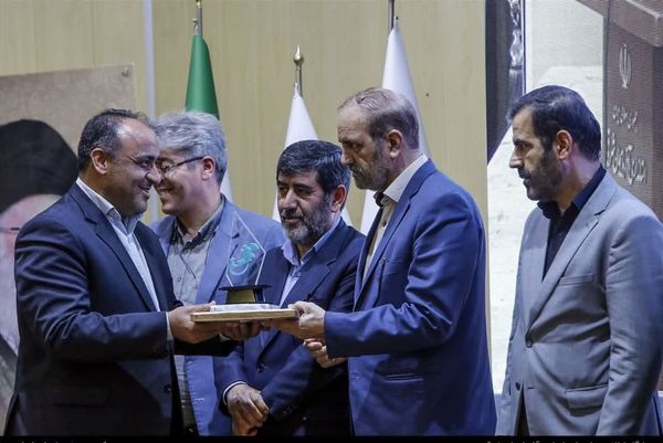 دریافت لوح زرین جشنواره روابط عمومی‌های برتر آذربایجان شرقی