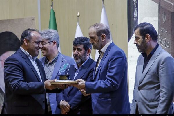دریافت لوح زرین جشنواره روابط عمومی‌های برتر آذربایجان شرقی