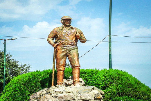 پاک‌سازی بام سبز لاهیجان و مجسمه کوهنورد