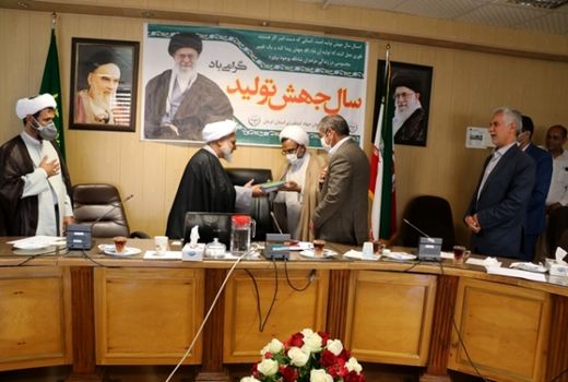 اهدا لوح تقدیر حجه الاسلام والمسلمین دکتر امان الله علی مرادی با مدیران و کارکنان سازمان جهاد کشاورزی استان کرمان